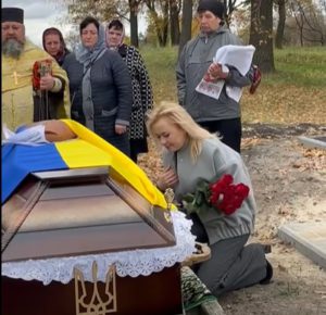Гришковецька громада, Ірена Лісова, Михайло Волошин Герой, загиблий Захисник України, Ялта Донеччина воїн, Никонівське кладовище, військовий салют Україна, прощання з Героєм, вшанування полеглих, Житомирщина втрати війни, патріотичне виховання громада, Небесна Варта 2025, російська агресія жертви, меморіал Захисникам, синьо-жовтий прапор могила, біль втрати Героя, волонтери підтримка ЗСУ, уроки пам’яті школи, алея Слави Гришківці, бойові дії втрати, вічная пам’ять воїну.