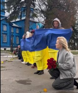 Гришковецька громада, Ірена Лісова, Михайло Волошин Герой, загиблий Захисник України, Ялта Донеччина воїн, Никонівське кладовище, військовий салют Україна, прощання з Героєм, вшанування полеглих, Житомирщина втрати війни, патріотичне виховання громада, Небесна Варта 2025, російська агресія жертви, меморіал Захисникам, синьо-жовтий прапор могила, біль втрати Героя, волонтери підтримка ЗСУ, уроки пам’яті школи, алея Слави Гришківці, бойові дії втрати, вічная пам’ять воїну.