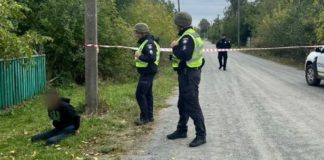 43-річний чоловік зарізав дружину, 9-річну доньку та поранив сусідку під час сімейної сварки 43-річний чоловік зарізав дружину, 9-річну доньку та поранив сусідку під час сімейної сварки