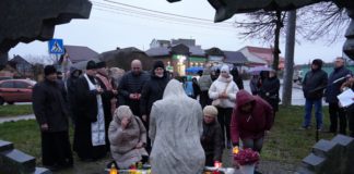 У Бердичеві біля пам’ятника жертвам Голодомору запалили вогонь незгасної пам’яті Біля пам’ятника жертвам Голодомору