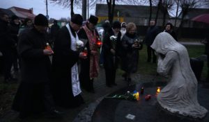 Біля пам’ятника жертвам Голодомору