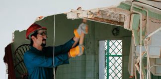 У Бердичеві демонтують аварійний будинок У Бердичеві демонтують аварійний будинок