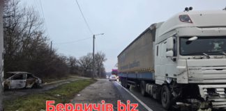 Трагічна автопригода на виїзді з Бердичева: легковик влетів у фуру на повороті, спалахнула пожежа Трагічна автопригода на виїзді з Бердичева: легковик влетів у фуру на повороті, спалахнула пожежа