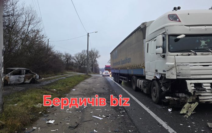 Трагічна автопригода на виїзді з Бердичева: легковик влетів у фуру на повороті, спалахнула пожежа