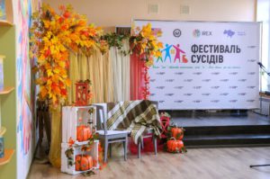 Фестиваль Сусідів у Бердичеві зібрав близько 500 гостей, ставши справжнім святом єдності. Організатори дякують згуртованій команді публічної бібліотеки за професійність, гостинність та щиру допомогу ВПО. Громадські заходи для релаксу та інтег