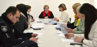 Засідання комісії з охорони дитинства: суперечки щодо прізвищ Засідання комісії з охорони дитинства: суперечки щодо прізвищ