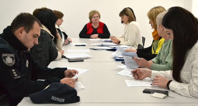 Засідання комісії з охорони дитинства: суперечки щодо прізвищ