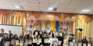 Освітні здобутки осені 2025: у Гришковецькій громаді відзначили переможців інтелектуальних турнірів У Рейському ліцеї Гришковецької громади відбулося свято «Спорт. Інтелект. Освітні здобутки осені — 2025». Талановитих учнів та вчителів нагородили за перемоги в регіональних олімпіадах, а заклади освіти отримали сучасні аудіовізуальні комплекси