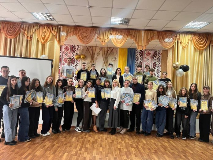 У Рейському ліцеї Гришковецької громади відбулося свято «Спорт. Інтелект. Освітні здобутки осені — 2025». Талановитих учнів та вчителів нагородили за перемоги в регіональних олімпіадах, а заклади освіти отримали сучасні аудіовізуальні комплекси