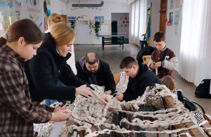 У Половецькому ліцеї продовжують плести маскувальні сітки