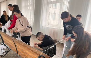 У Половецькому ліцеї продовжують плести маскувальні сітки