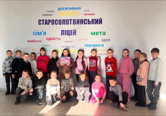 Учні Старосолотвинського ліцею передали планшет для 139-го батальйону ТрО