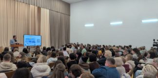 Публічна консультація з реформи профільної середньої освіти в Бердичівській громаді У Бердичівській міській територіальній громаді відбулася публічна консультація щодо впровадження реформи профільної середньої освіти за підтримки експертів проєкту DECIDE. Обговорили нормативну базу, мережу закладів та сучасні освітні простори для старшої школи. Дізнайтеся про спільний діалог влади, педагогів, батьків та учнів для якісної освіти в регіоні.