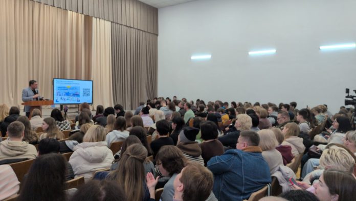 У Бердичівській міській територіальній громаді відбулася публічна консультація щодо впровадження реформи профільної середньої освіти за підтримки експертів проєкту DECIDE. Обговорили нормативну базу, мережу закладів та сучасні освітні простори для старшої школи. Дізнайтеся про спільний діалог влади, педагогів, батьків та учнів для якісної освіти в регіоні.