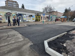 Асфальтування біля меморіалу