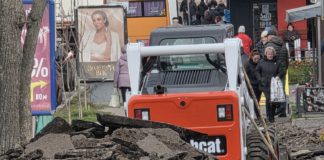 У Бердичеві тривають роботи з оновлення тротуарів: активна фаза реконструкції на Житомирській поблизу центрального ринку Ремонт тротуарів у Бердичеві: оновлення асфальту на Житомирській