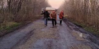 Жителі Сингаївки власними силами відремонтували дорогу Жителі Сингаївки самостійно відремонтували дорогу