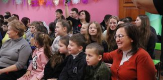 У Семенівській громаді працівники культури подарували дітям казку та радість попри війну Подарували дітям казку