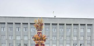 Бердичів сяє різдвяним духом: на головній площі з’явився Дідух як знак єдності та стійкості українського народу Бердичів сяє різдвяним духом: на головній площі з'явився Дідух