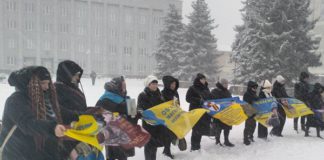 Різдвяний стіл з порожніми стільцями в Бердичеві: акція пам’яті про полонених та зниклих безвісти захисників України Згадали полонених у Бердичеві