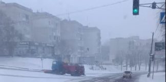 У Бердичеві водіїв просять не паркувати авто на магістралях через можливі хуртовини та замети Прибирання снігу у Бердичеві