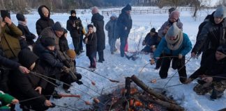 Різдвяне диво у Гвіздаві: босі кармеліти подарували дітям тепло та казку попри війну Різдвяне диво у Гвіздаві