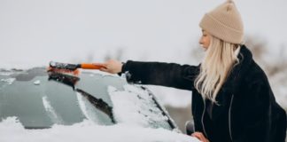 Ранкове обледеніння авто: як швидко та безпечно очистити скло, не пошкодивши поверхні Обледеніння автомобіля вранці 2026: як швидко розморозити скло без тріщин і подряпин
