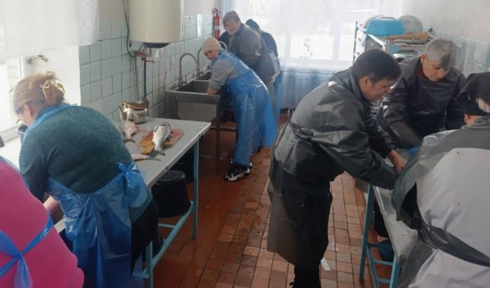 Допомога ЗСУ від громади Мирославки: приготували оселедці для воїнів