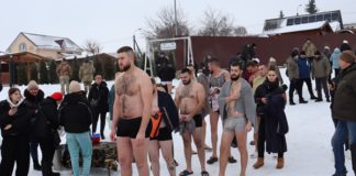 Водохреща в Мирославці: громада відзначила свято Йордану з освяченням води та традиційним пірнанням Водохреща в Мирославці