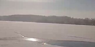 Велика промоїна на річці в Бердичеві біля пішохідного мосту: рятувальники попереджають Промоїна на річці