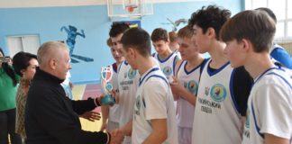 Баскетбол «Пліч-о-пліч» Бердичівський район 2026: перемога «Ружани» Ігор Бакановський нагороджує спортсменів