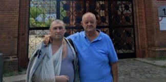 Легенда Бердичева Віталій Ніколаєнко святкує свій День народження: многая літа! Віталій Ніколаєнко з пораненим хлопцем