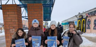 Школярі Гімназії №1 ім. Т.Г. Шевченка розповсюджують плакати з платіжної безпеки Шахрай гудбай