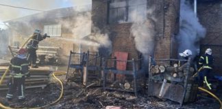 Пожежа в Мирному: рятувальники загасили вогонь на деревообробному підприємстві Пожежа у Мирному