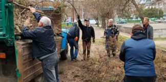 Весняна толока в Бердичеві: працівники культури активно прибирають місто Прибирання Бердичева