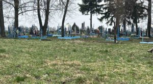 Прибирання на кладовищі