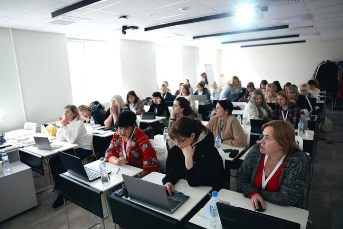 фахівчиня пройшла спеціальний навчальний інтенсив
