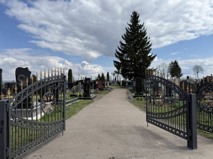 Кладовище