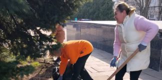 Весняна толока в Бердичеві: колектив Палацу культури імені Шабельника активно приєднався до прибирання вулиць Толока у Бердичеві