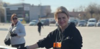 Працівники культури Бердичева вийшли фарбувати лавочки: творчі люди — за чистоту міста Валентина Бабич