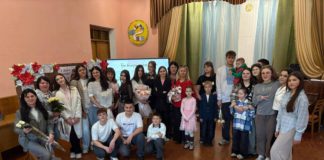 День матері: зворушливе свято в гімназії №2 — пісні, вірші та сльози радості День Матері у Бердичеві
