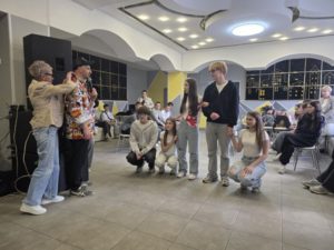Грають та розважаються