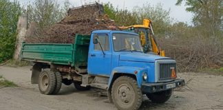 Прибирання стихійного сміттєзвалища на вул. Одеській у Бердичеві: комунальники навели порядок Прибирання Бердичева