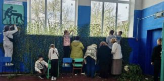 Семенівська громада плете маскувальні сітки Плетуть маскувальни сітки