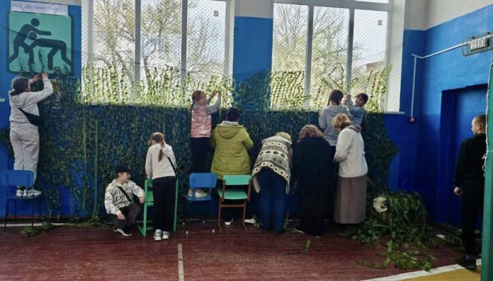 Плетуть маскувальни сітки