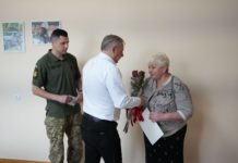У Бердичеві передали нагороду «За оборону України» матері зниклого безвісти захисника Володимира Саранчука Нагорода За оборону України