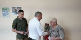 У Бердичеві передали нагороду «За оборону України» матері зниклого безвісти захисника Володимира Саранчука Нагорода За оборону України