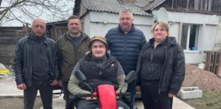 Райгородоцька громада передала електроскутер MIRID Wisking 4028 захиснику Андрію Ящуку Максим Самчик передав скутер