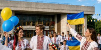 Яскраве святкування Дня Вишиванки в Бердичеві: як пройшло дитяче свято 16 травня День вишиванки у Бердичеві