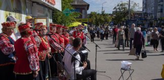 Благодійний концерт «Бердичі» біля Центрального ринку: українська пісня зібрала кошти для ЗСУ Пісня для перемоги